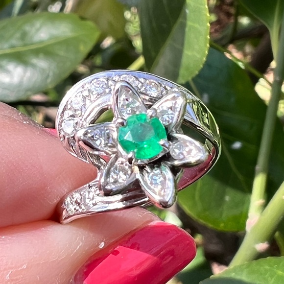 VINTAGE 14K WHITE GOOD EMERALD & DIAMOND FLOWER COCKTAIL RING FABULOUS FEMININE - Picture 15 of 16
